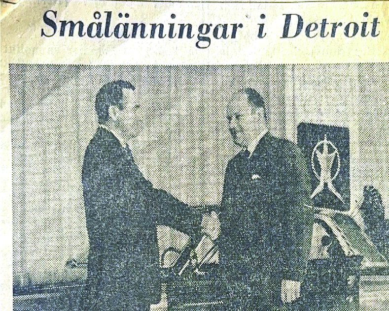 Tidningsurklipp Arnold Karlsson på bilmässa i Detriot