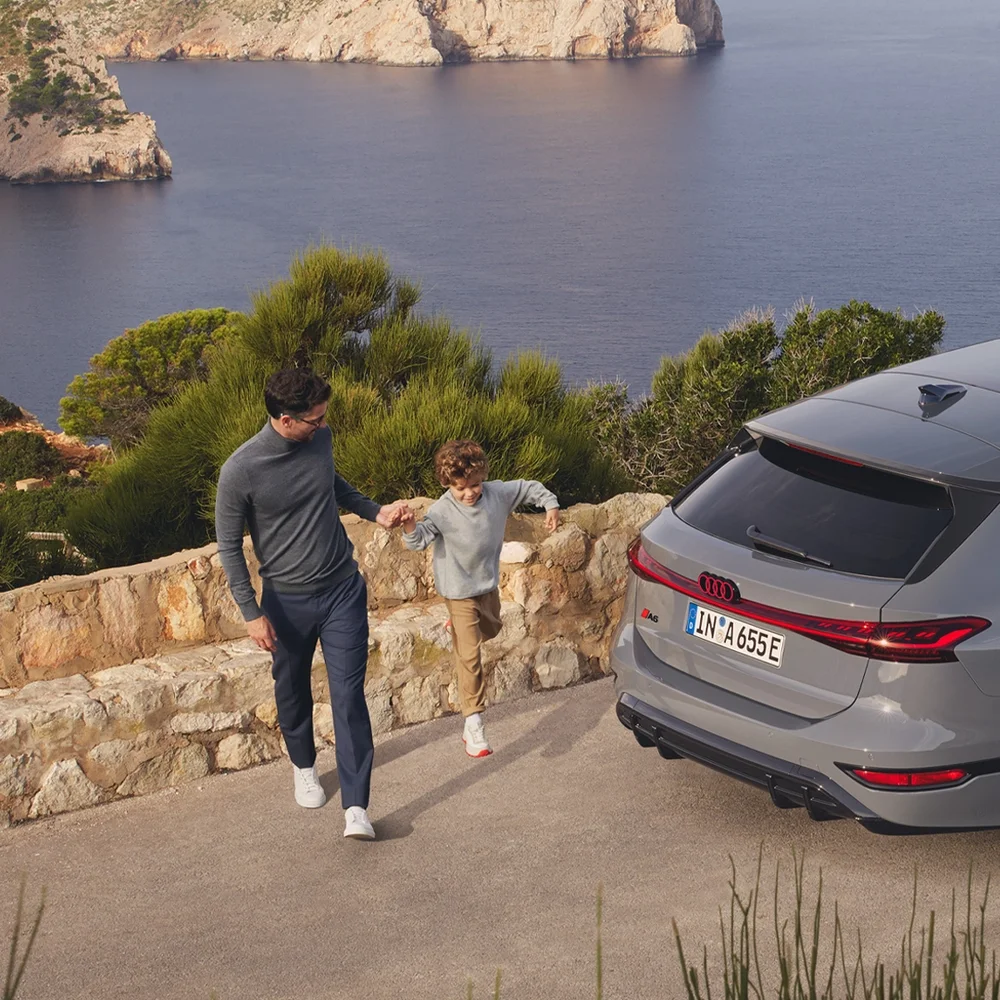 Audi A6 Avant Etron parkerad på bergsväg