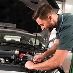 Bosch bilservice mekaniker under i motorrum