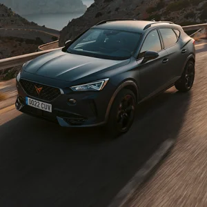 Cupra kör på bergsväg