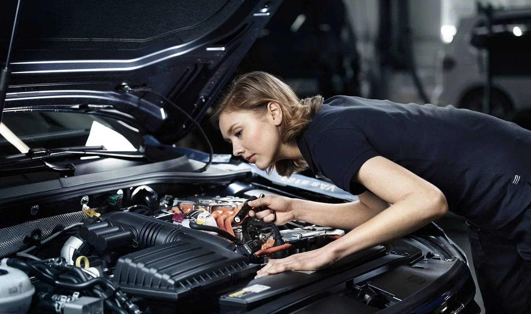 Mekaniker undersök motorrum Volkswagen